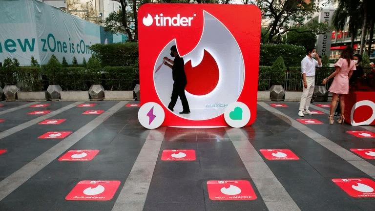 Tinder cambia salarios futuros por software presente. Si funciona, la IA debería aumentar la productividad y empujar los ingresos.