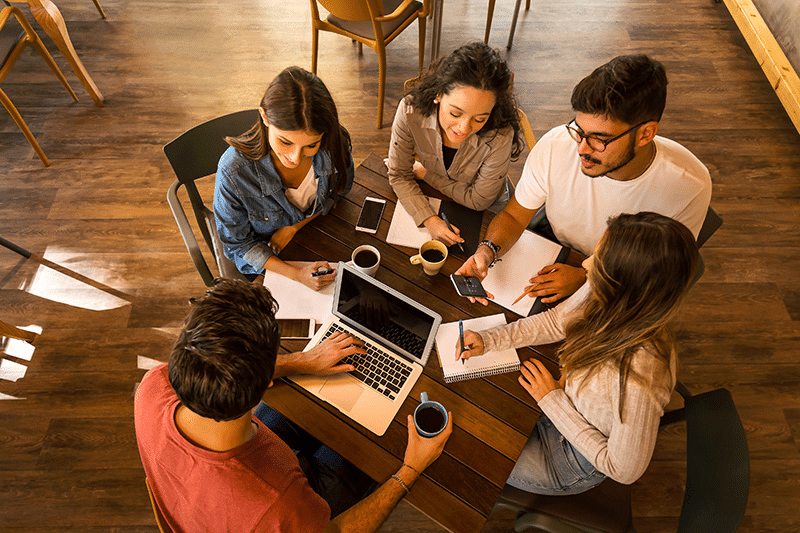Una familia reunida en una mesa estudiando