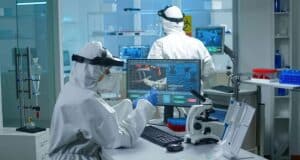 Cambridge Prueba en Humanos una Vacuna Diseñada por IA Contra Múltiples Virus