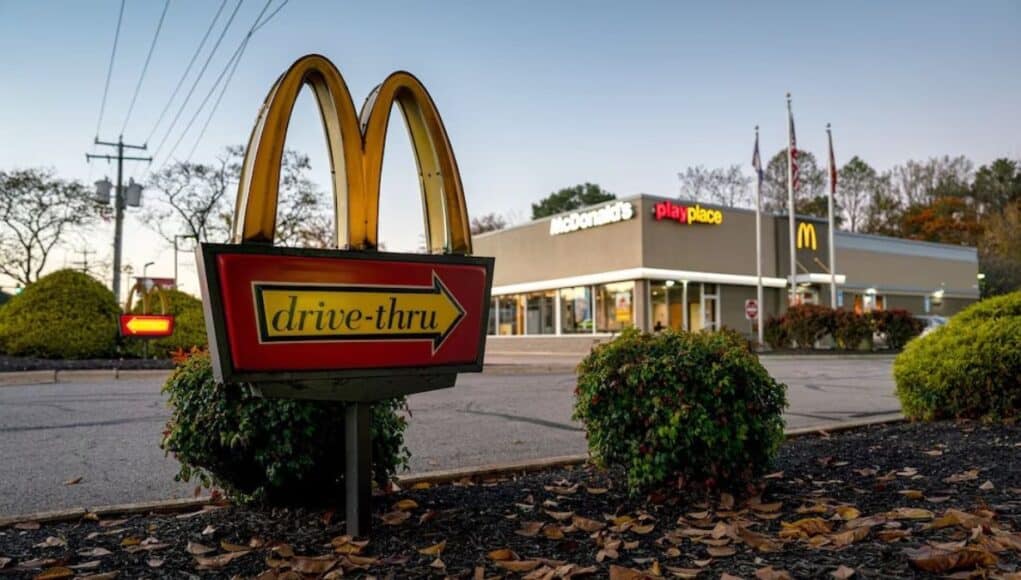 Clientes Critican la Última IA de McDonald’s Pese a su 90 % de Precisión en Pedidos McDonald’s defiende que la intención no es reemplazar personas
