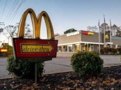 Clientes Critican la Última IA de McDonald’s Pese a su 90 % de Precisión en Pedidos McDonald’s defiende que la intención no es reemplazar personas