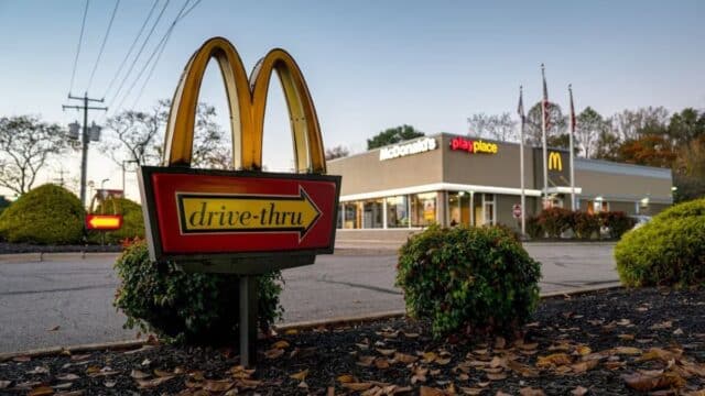 Clientes Critican la Última IA de McDonald’s Pese a su 90 % de Precisión en Pedidos McDonald’s defiende que la intención no es reemplazar personas