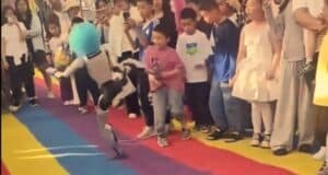 El Vídeo Viral de un Robot Pateando a un Niño, Muestra el Riesgo Real de los Robots Humanoides