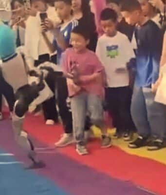 El Vídeo Viral de un Robot Pateando a un Niño, Muestra el Riesgo Real de los Robots Humanoides