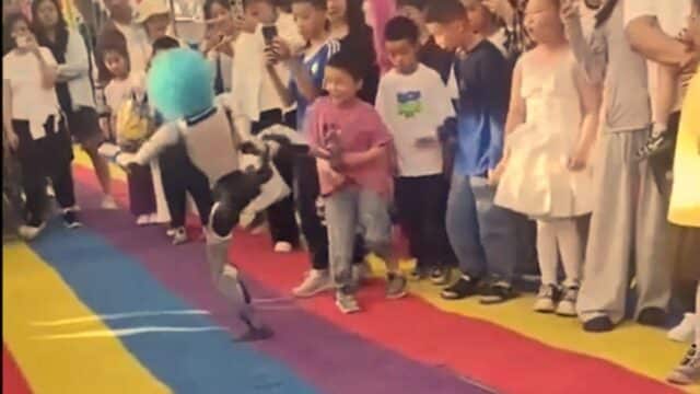 El Vídeo Viral de un Robot Pateando a un Niño, Muestra el Riesgo Real de los Robots Humanoides El Vídeo Viral de un Robot Pateando a un Niño, Muestra el Riesgo Real de los Robots Humanoides