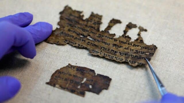 La IA ha visto algo en los Manuscritos del Mar Muerto que revela ser más antiguos que la Biblia La IA ha visto algo en los Manuscritos del Mar Muerto que revela ser más antiguos que la Biblia
