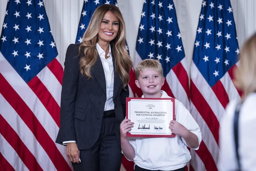 La primera dama Melania Trump, premia a unos quince estudiantes por convertir la IA en una oportunidad de aprendizaje,