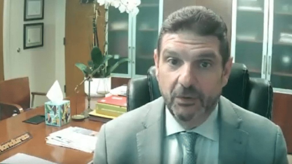 Errores ortográficos, fondos manipulados, movimientos poco naturales y pronunciaciones extrañas, son pistas que revelan el engaño