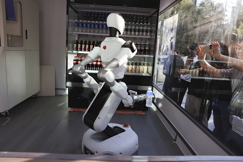 Ya se han visto robots atendiendo tiendas en China, ahora depende de que el servicio resulte útil y no solo llamativo.