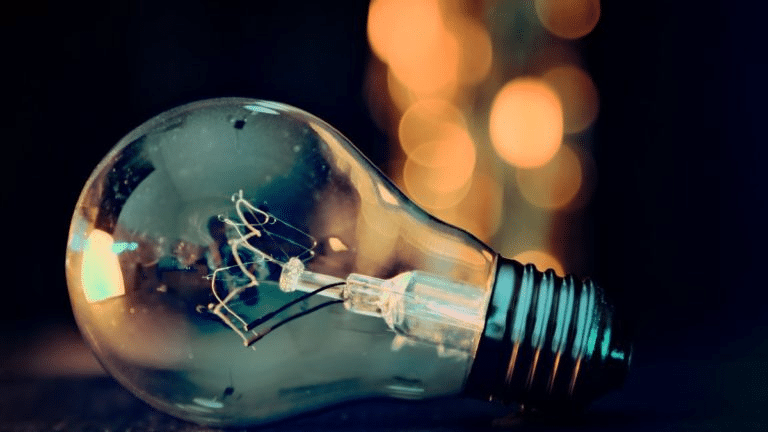 Serveo y Schneider Electric no solo ven el consumo: aprenden el ritmo y actúan antes de que llegue el gasto innecesario.