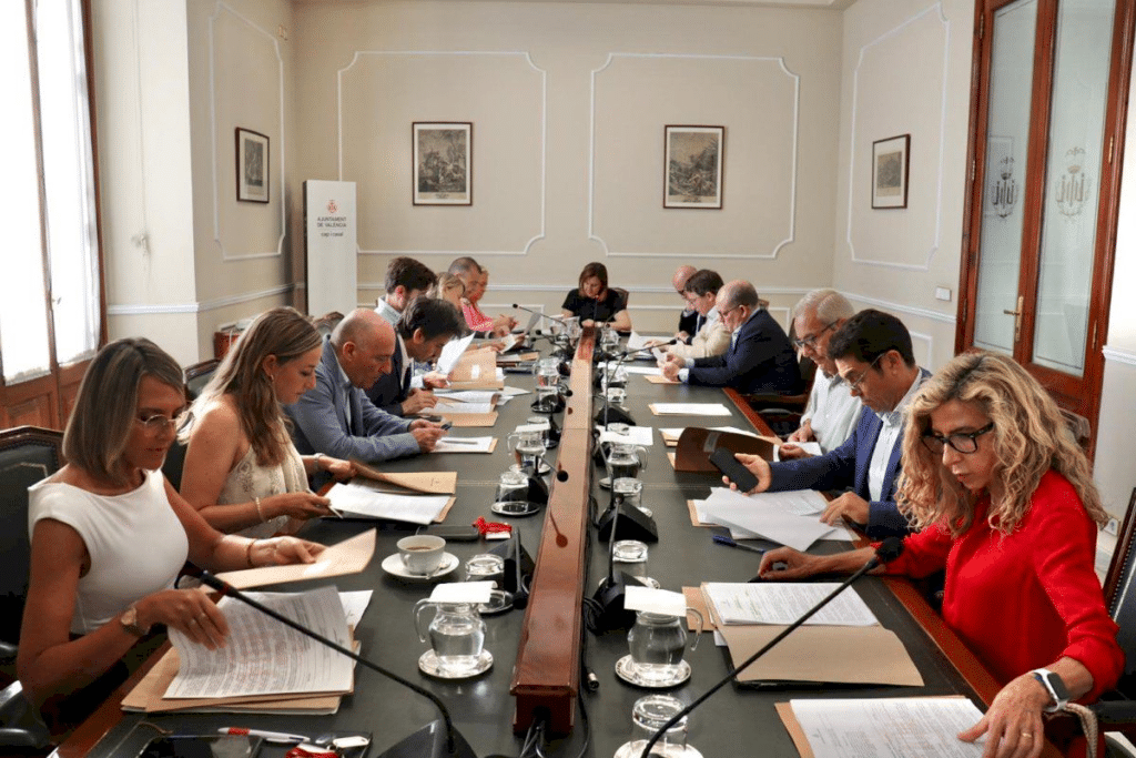 El Ayuntamiento impulsa formación, recualificación y diálogo con los representantes de los trabajadores