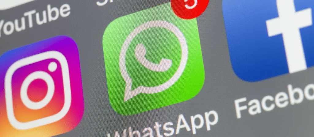 El Parlamento Europeo estudia limitar el acceso de menores a redes sociales por el riesgo de manipulación.
