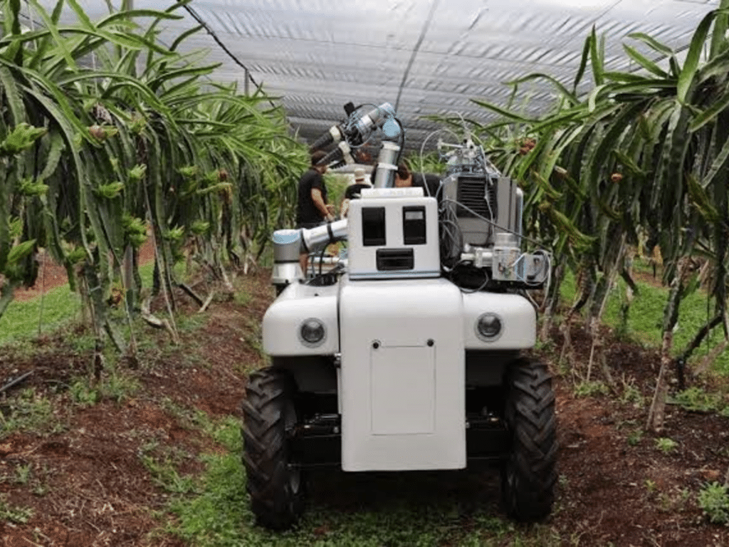 El robot se desplaza sobre una plataforma autónoma con tracción en las cuatro ruedas
