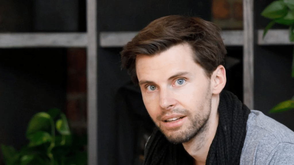 Justin McLeod, fundador de Hinge y ahora de Overtone, un nuevo servicio de citas con IA