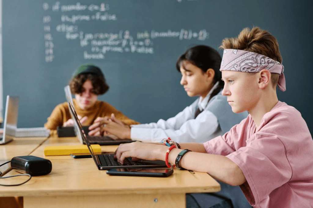 Con la IA las tareas se hacen mejores y en menos tiempo, pero el rendimiento y aprendizaje de los alumnos decae notablemente