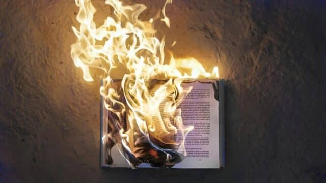 Amazon Destruye Miles de Libros para Entrenar sus Modelos de IA: Nova Amazon Destruye Miles de Libros para Entrenar sus Modelos de IA: Nova