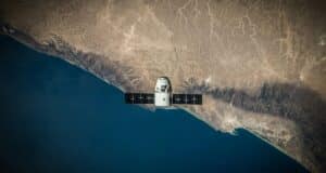 ESO Advierte que 5.000 Satélites Reflectantes de IA, Elevan un 30 % el Brillo del Cielo