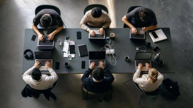 OpenAI y Google Compiten con Salarios Millonarios por Contratar Expertos en IA OpenAI y Google Compiten con Salarios Millonarios por Contratar Expertos en IA