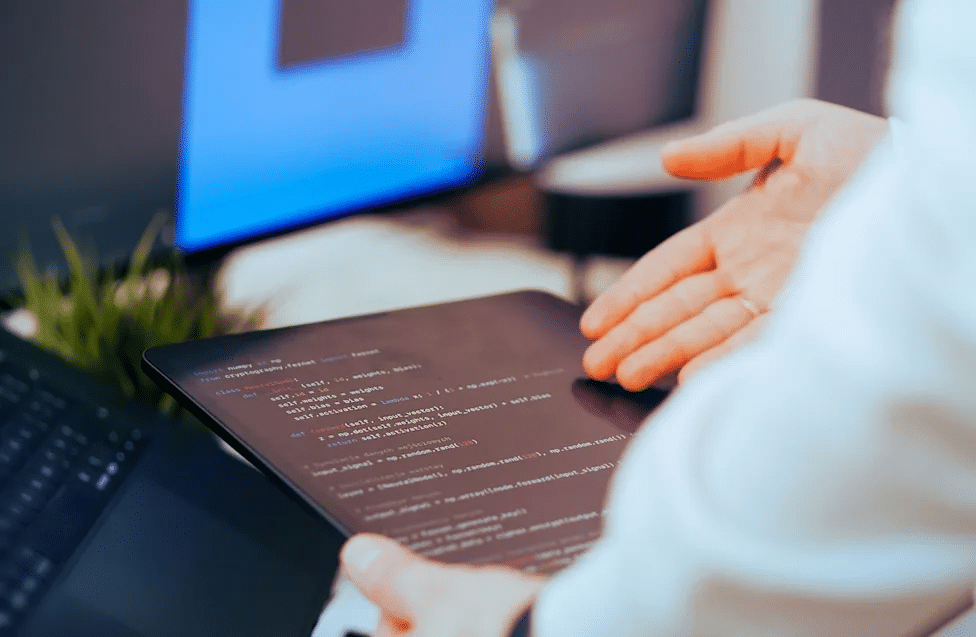 Microsoft pisa el freno: un manual urgente para contener a la IA