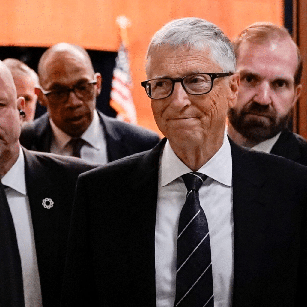 Bill Gates afirma que la IA asumiría tareas de oficina y los robots empezarían a ganar terreno en fábricas, hoteles y obras
