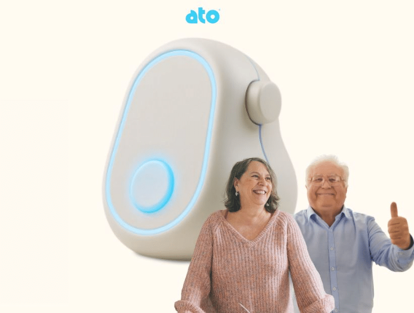 Ato puede conversar, responder preguntas, informar sobre el tiempo, reproducir música o radio y recordar la toma de medicación