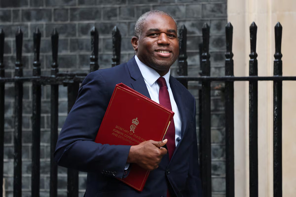 Según David Lammy, la IA militar, podría facilitar la creación de “armas químicas y biológicas completamente nuevas”.