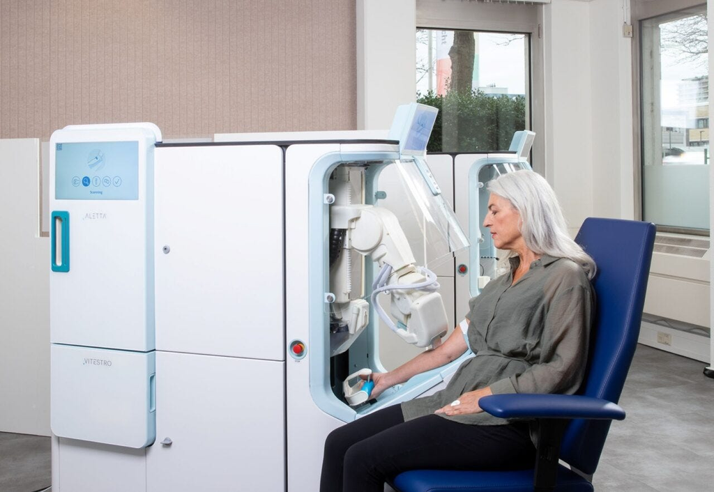 Aletta, el primer robot independiente diseñado para realizar el proceso de extracción de sangre en pacientes adultos.