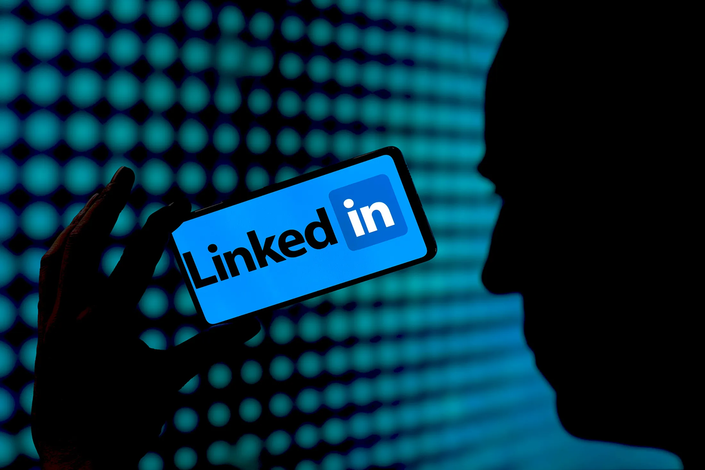El pasado 30 de julio LinkedIn estrenó el botón “Parece spam de IA”, disponible en los tres puntos de cualquier publicación.