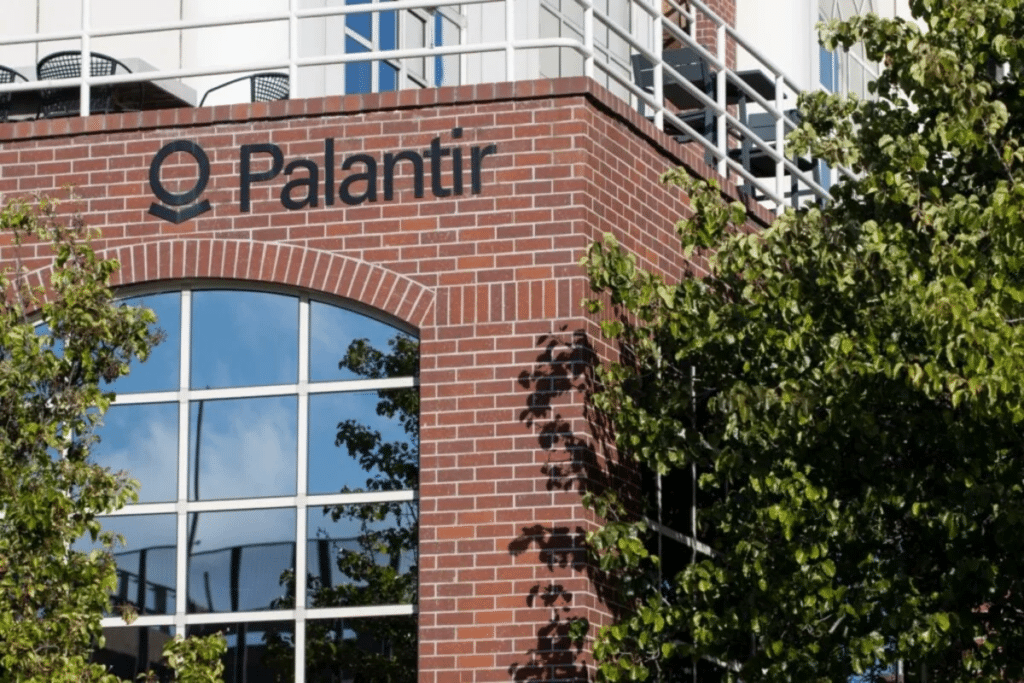 Palantir anunció los nuevos centros de datos de guerra dentro de contenedores de transporte comunes