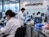 Anthropic Tiene un Laboratorio Donde Hacen Experimentos de Biología: su Nueva Apuesta va más Allá del Software Anthropic Tiene un Laboratorio Donde Hacen Experimentos de Biología: su Nueva Apuesta va más Allá del Software