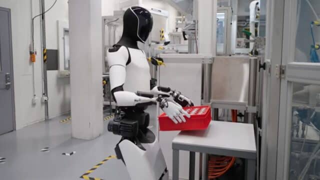 Trabajadores de Tesla Enseñan a Optimus a Hacer su Trabajo y Saben que Serán Sustituidos Trabajadores de Tesla Enseñan a Optimus a Hacer su Trabajo y Saben que Serán Sustituidos