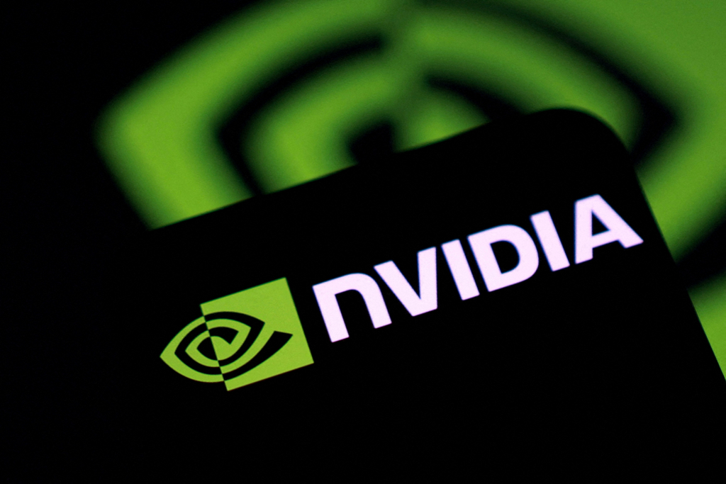 NVIDIA fabrica chips, piezas electrónicas que procesan enormes cantidades de datos para entrenar modelos de IA