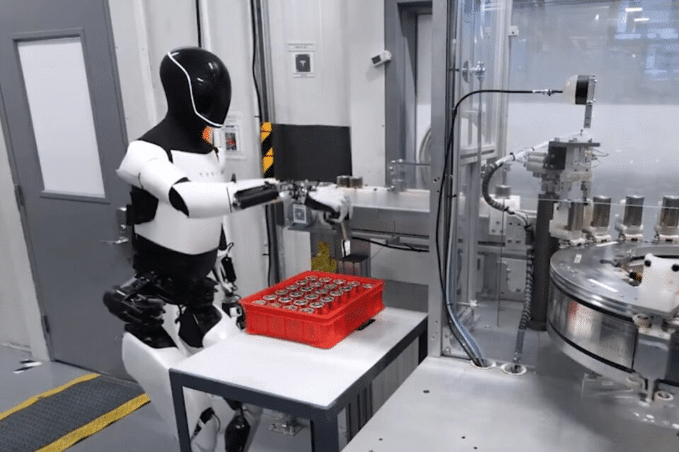Una persona no le entrega al robot una instrucción escrita: le presta, paso a paso, sus manos