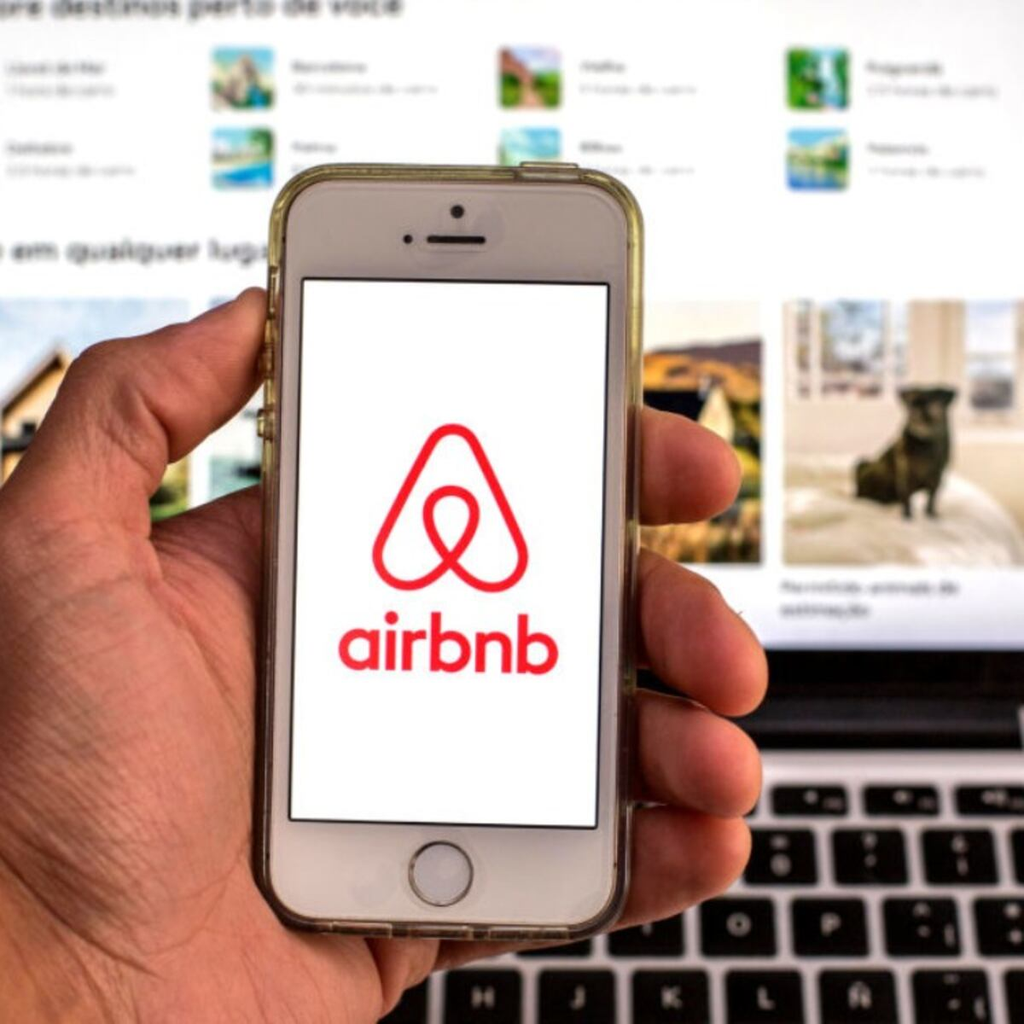 Airbnb sumó una búsqueda con IA y nuevos servicios presenciales, como entrega de comidas, lavandería y alquiler de equipamiento para bebés.
