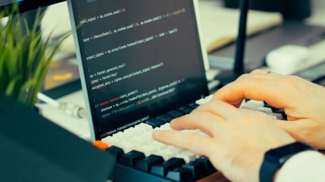 Los Agentes de IA Mejoran su Software, el Secreto Está en Anticipar lo que Puede Salir Mal