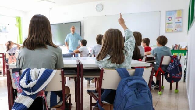 Maestro Lee una Redacción de un Niño de 8 Años con Dos Palabras que Hacen Sospechar de la IA
