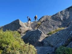 Un Adolescente Planea una Excursión con Claude y Acaba Atrapado en una Pared del Monte Crown Un Adolescente Planea una Excursión con Claude y Acaba Atrapado en una Pared del Monte Crown