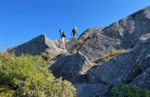 Un Adolescente Planea una Excursión con Claude y Acaba Atrapado en una Pared del Monte Crown Un Adolescente Planea una Excursión con Claude y Acaba Atrapado en una Pared del Monte Crown
