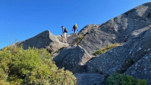 Un Adolescente Planea una Excursión con Claude y Acaba Atrapado en una Pared del Monte Crown Un Adolescente Planea una Excursión con Claude y Acaba Atrapado en una Pared del Monte Crown