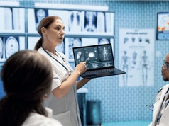 Médicos que Usaron IA Perdieron un 20 % de Capacidad Diagnóstica sin Asistencia Médicos que Usaron IA Perdieron un 20 % de Capacidad Diagnóstica sin Asistencia