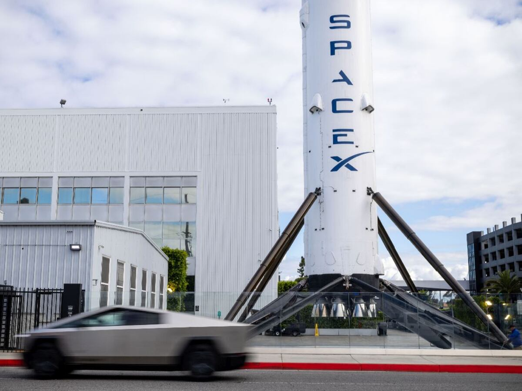 El negocio satelital mantiene su peso, Musk anticipa que los agentes de IA, elevarán la demanda de conectividad.
