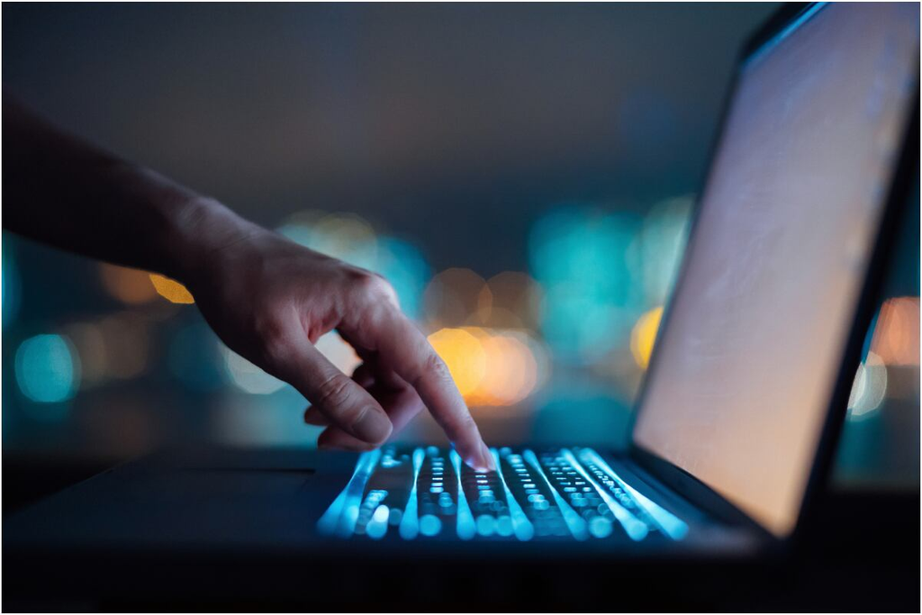 La web debe usar HTTPS, conexión cifrada que protege el intercambio de datos, y explicar con claridad si los archivos se almacenan o se eliminan.