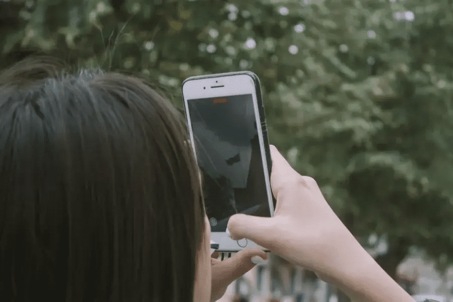 Dinamarca busca prohibir difundir deepfakes de voz y rostro