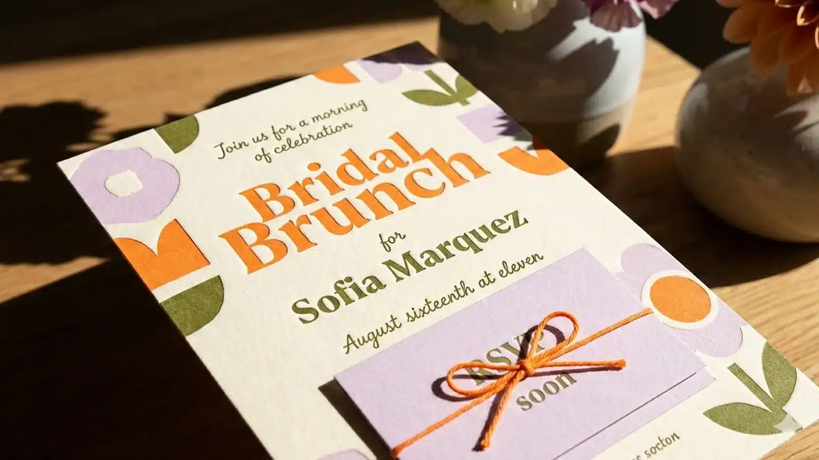 Invitación de brunch con texto legible creada con IA en Gemini, ejemplo de generar imagen con IA con texto